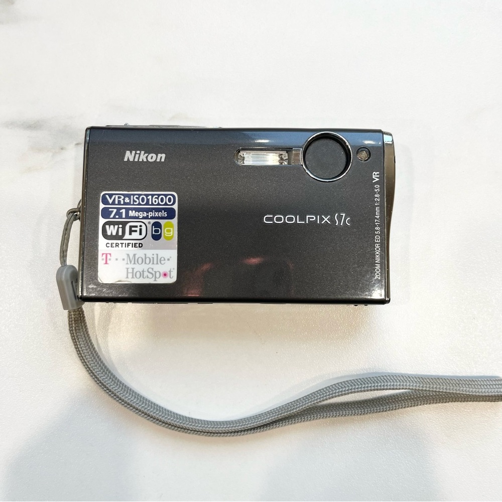 Nikon Coolpix S7c in Glossy Black